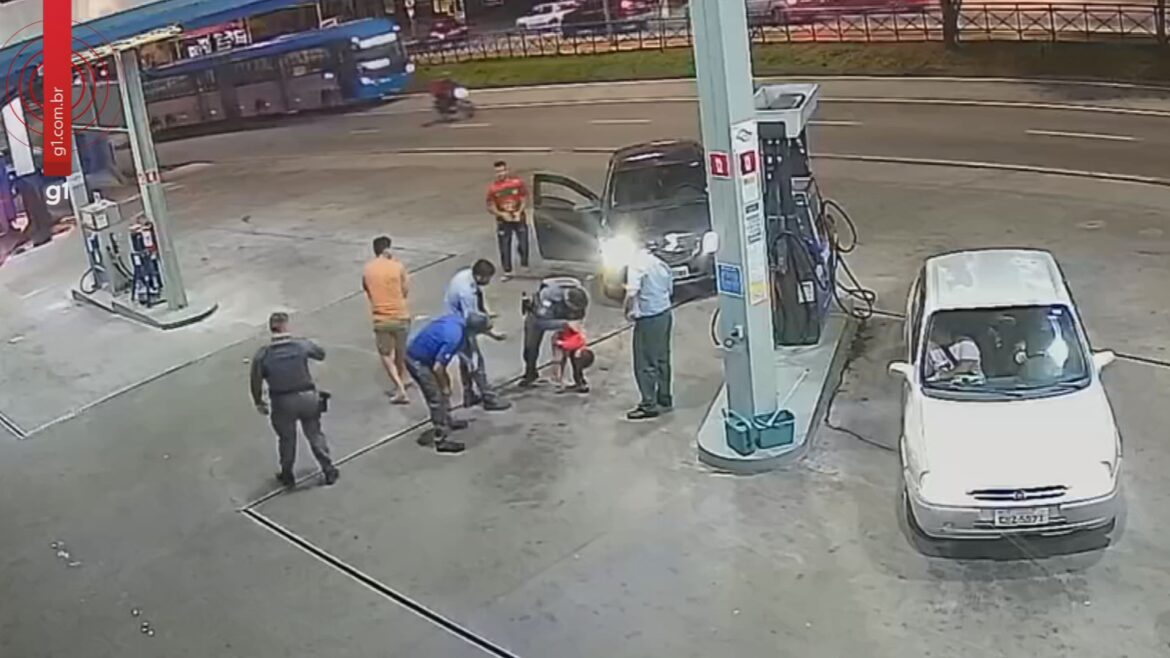 video:-policiais-salvam-crianca-engasgada-com-pedaco-de-carne-em-posto-de-combustiveis-de-sorocaba