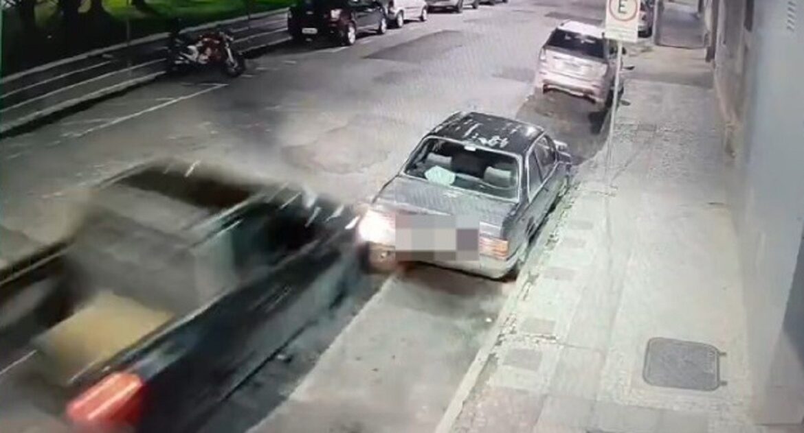 video:-motorista-bate-em-carro-estacionado-e-invade-praca-agassis,-em-juiz-de-fora