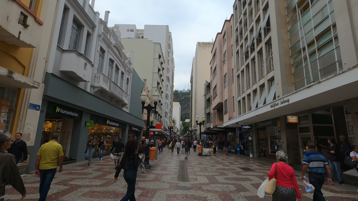 calcadao-da-rua-halfeld-faz-50-anos:-historias-curiosas-e-tradicoes-no-coracao-de-juiz-de-fora