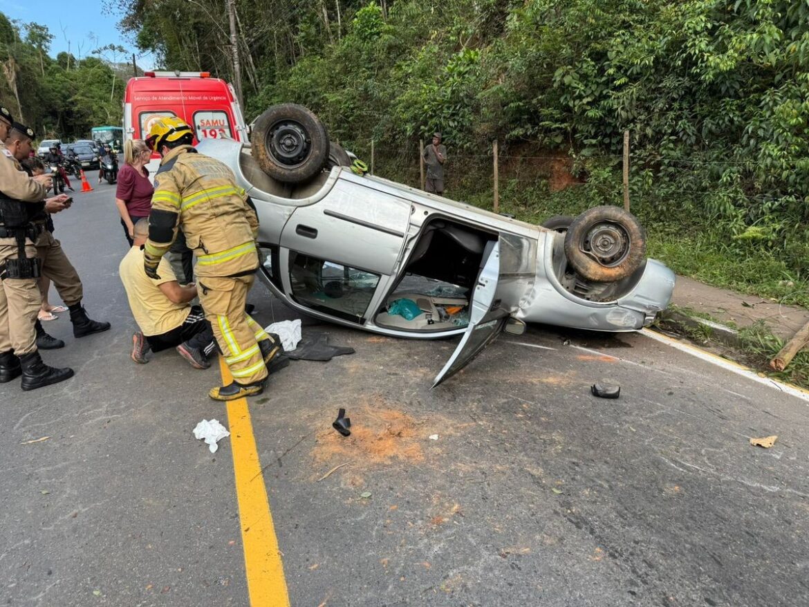 motorista-dorme-ao-volante-e-capota-carro-no-bairro-vale-do-ipe,-em-juiz-de-fora