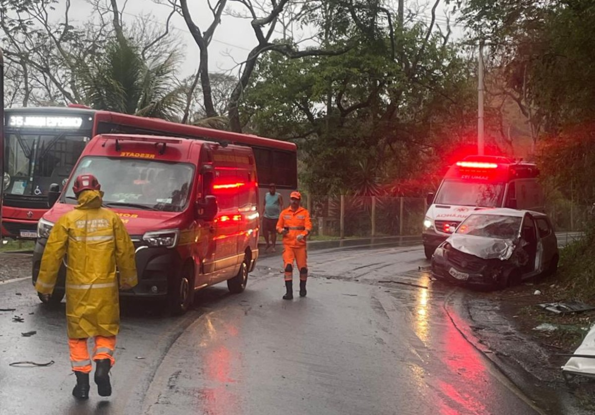 acidente-entre-carro-e-onibus-deixa-4-pessoas-feridas-na-estrada-uniao-industria,-em-juiz-de-fora