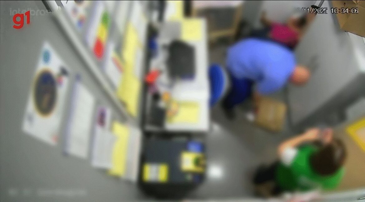 video:-homem-e-agredido-com-chutes-e-mata-leao-apos-suposto-furto-de-carnes-em-supermercado-de-sc