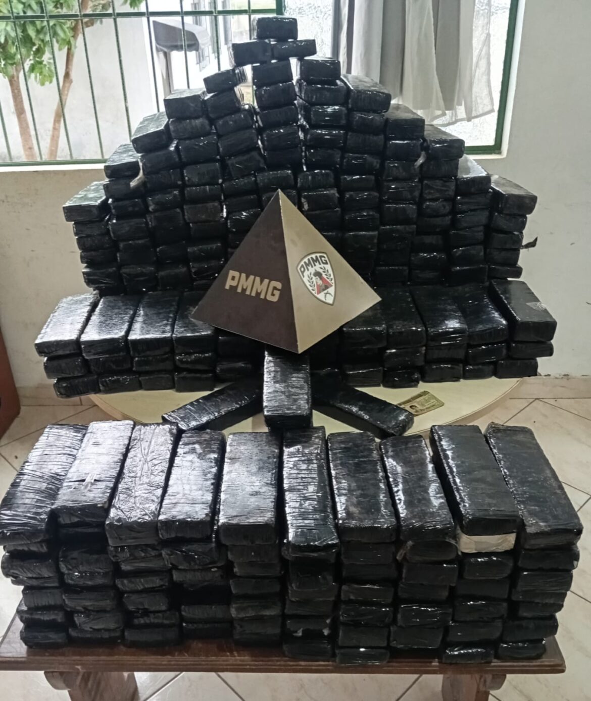 mais-de-230-barras-de-maconha-sao-apreendidas-em-carro-que-saiu-do-parana-com-destino-a-juiz-de-fora