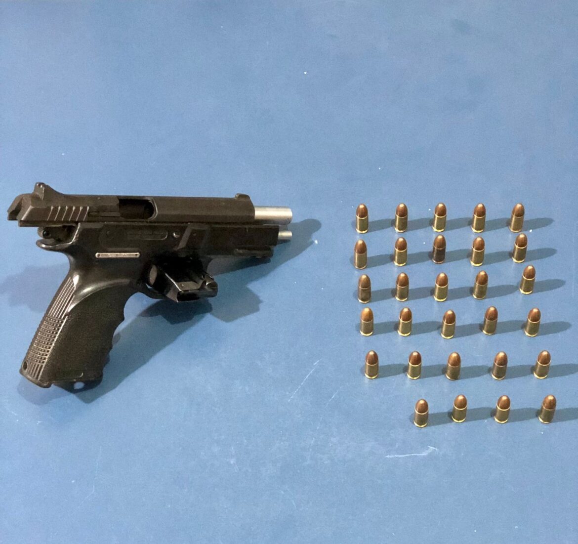 video:-homem-e-preso-apos-agredir-esposa-e-ameacar-frentista-com-pistola-em-posto-de-combustiveis-em-juiz-de-fora