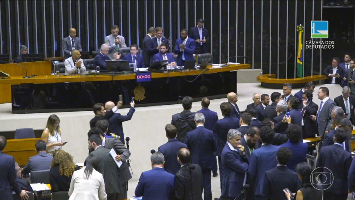 veja-o-que-preve-sexta-versao-do-pl-antifaccao;-texto-foi-aprovado-por-360-a-110-na-camara