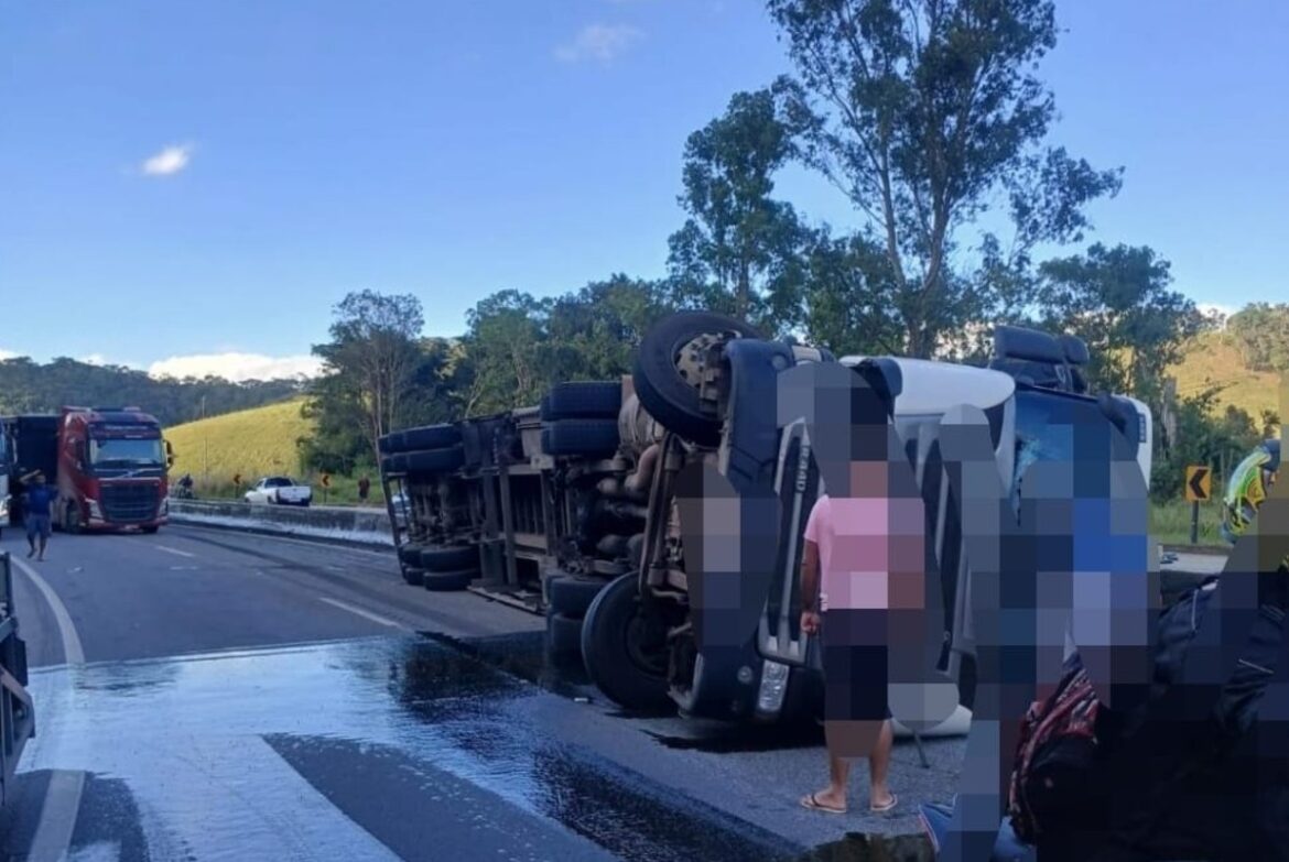 caminhao-tomba-e-fecha-transito-na-br-040,-em-barbacena