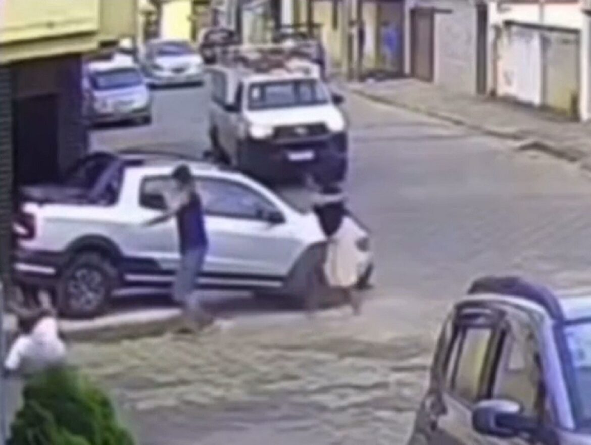 video:-caminhonete-desgovernada-em-marcha-a-re-atinge-pedestres-e-mata-idosa-em-mg