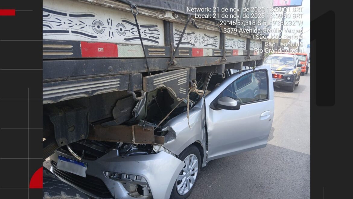 homem-morre-apos-colidir-e-ficar-com-carro-embaixo-de-caminhao-na-br-116-em-sao-leopoldo