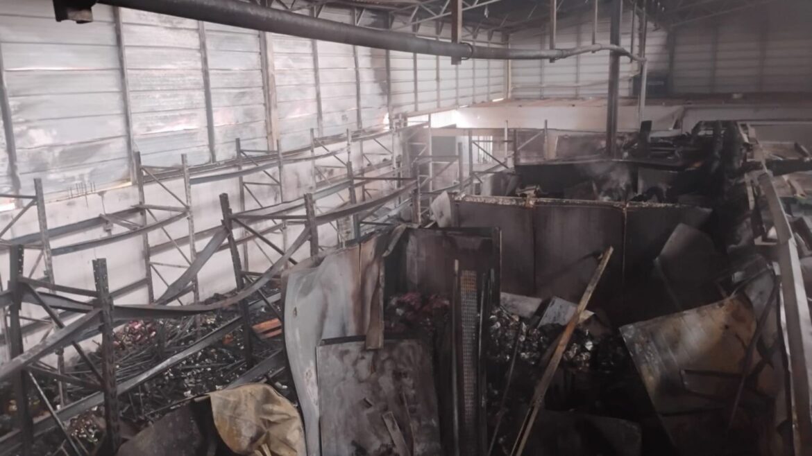 incendio-destroi-deposito-de-alimentos-e-camaras-frias-de-supermercado-em-mg