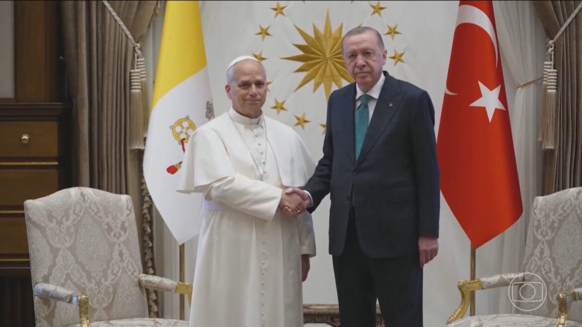 na-primeira-viagem-internacional-do-pontificado,-papa-leao-xiv-visita-a-turquia