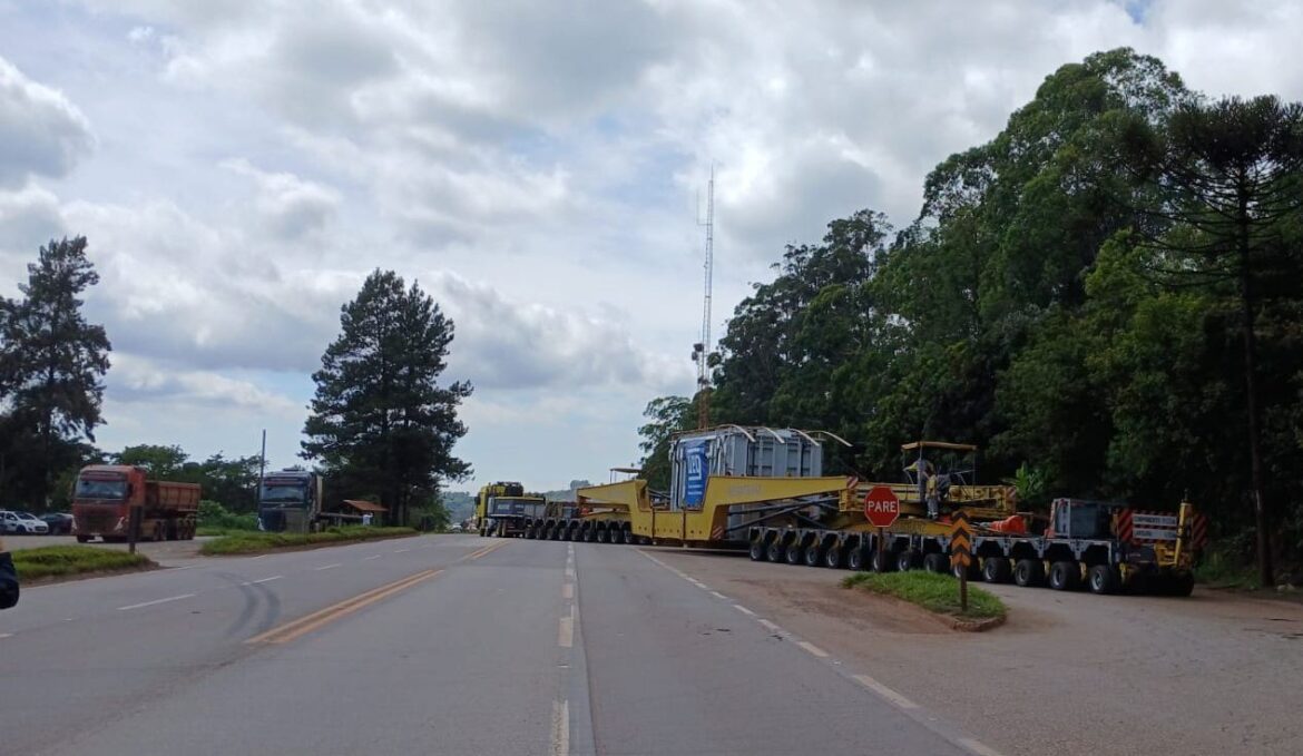 carreta-gigante-com-quase-600-toneladas-cruza-br-040,-entre-cristiano-otoni-e-simao-pereira