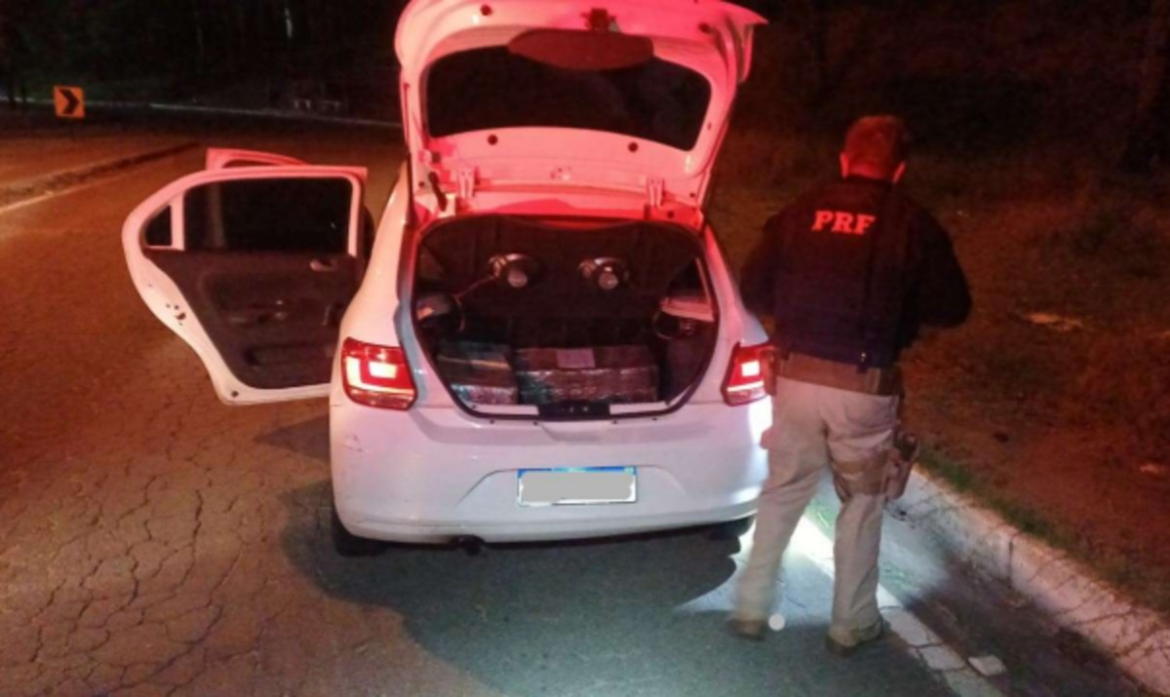 dupla-e-presa-com-mais-de-100-kg-de-maconha-escondidos-no-porta-malas-de-carro-na-br-040,-em-juiz-de-fora
