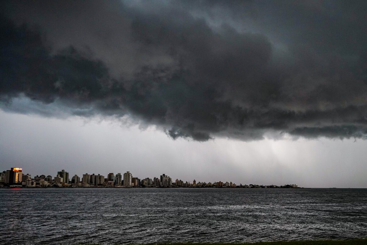 sc-segue-com-alerta-de-tempestade-com-ventos-intensos-de-ate-100-km/h;-veja-previsao