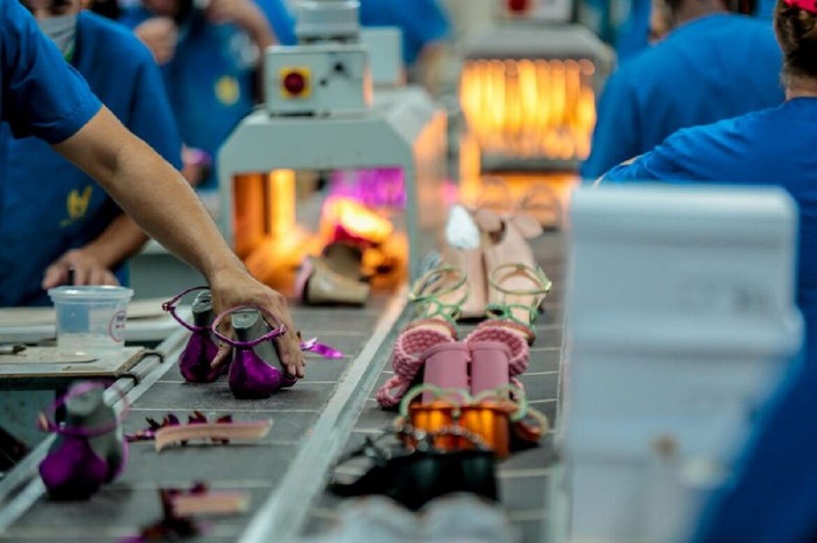 tarifaco-dos-eua:-setor-calcadista-tem-pior-outubro-em-10-anos-e-1,65-mil-vagas-foram-fechadas-no-brasil,-aponta-associacao