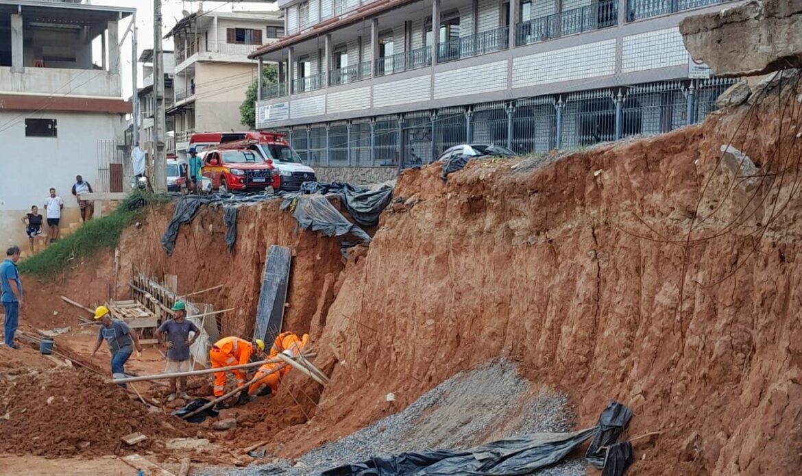 trabalhador-fica-parcialmente-soterrado-apos-deslizamento-de-barranco-em-cataguases
