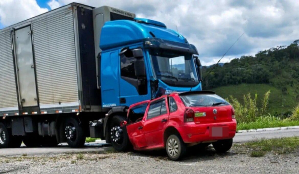 ocupantes-de-carro-morrem-apos-bater-de-frente-com-caminhao-na-br-267-em-mg