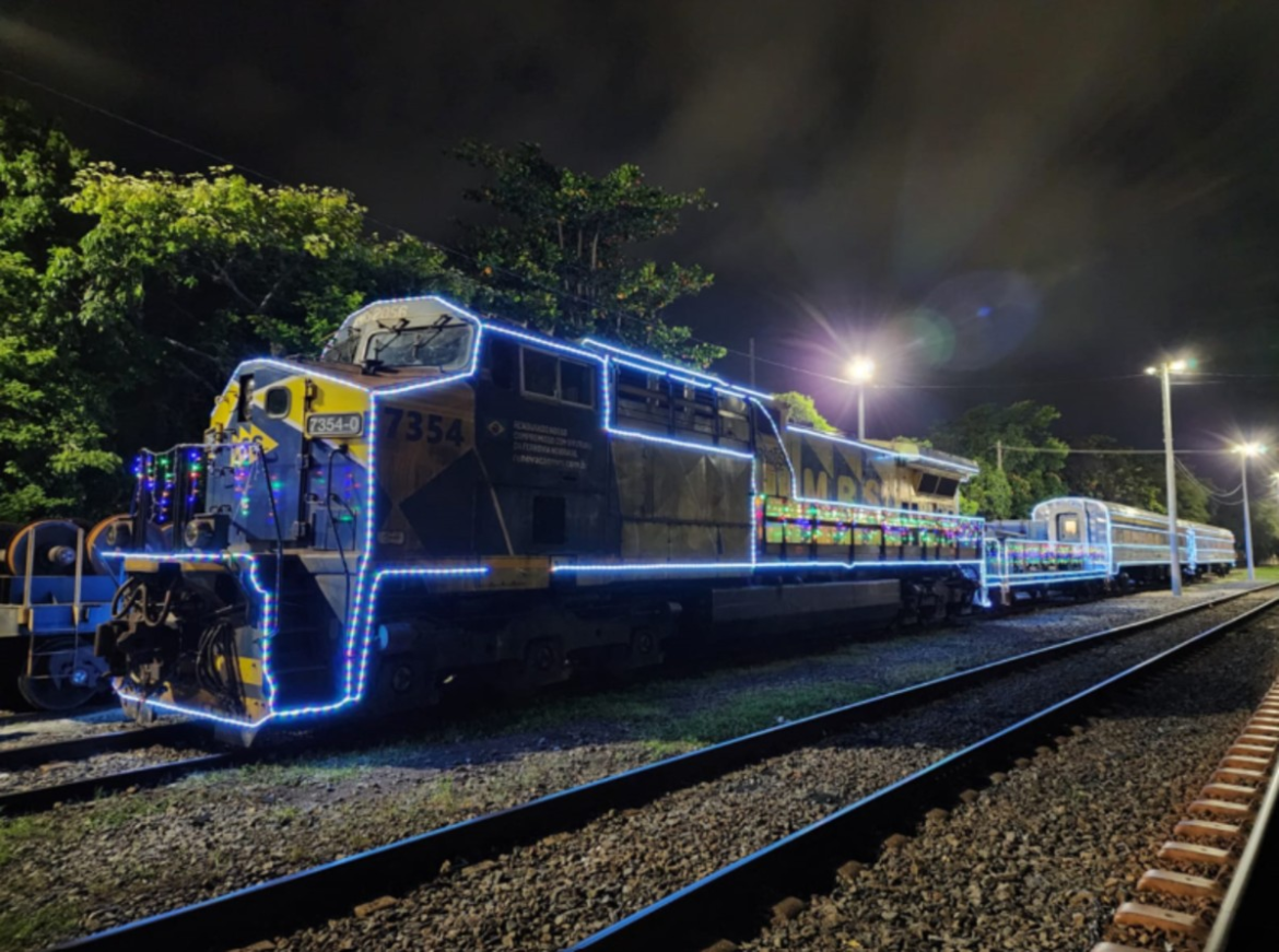 video:-veja-como-foi-a-passagem-do-trem-de-natal-decorado-com-luzes-por-juiz-de-fora