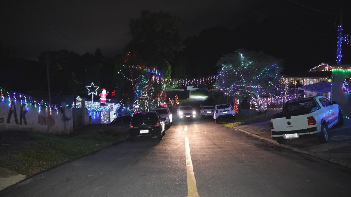 boneco-de-neve-e-ate-cachorro-com-pisca-pisca:-rua-no-parana-e-tomada-de-enfeites-em-‘guerra-natalina’-entre-vizinhos
