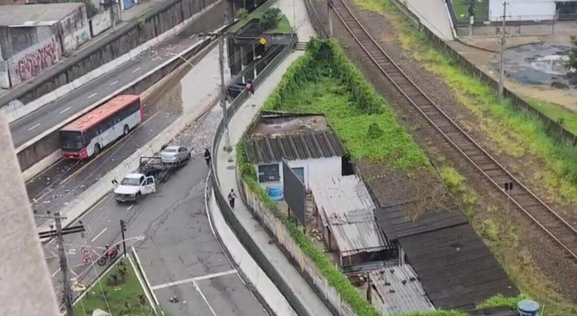 onibus-e-transito-tem-alteracoes-apos-temporal-causar-alagamentos-em-juiz-de-fora;-confira