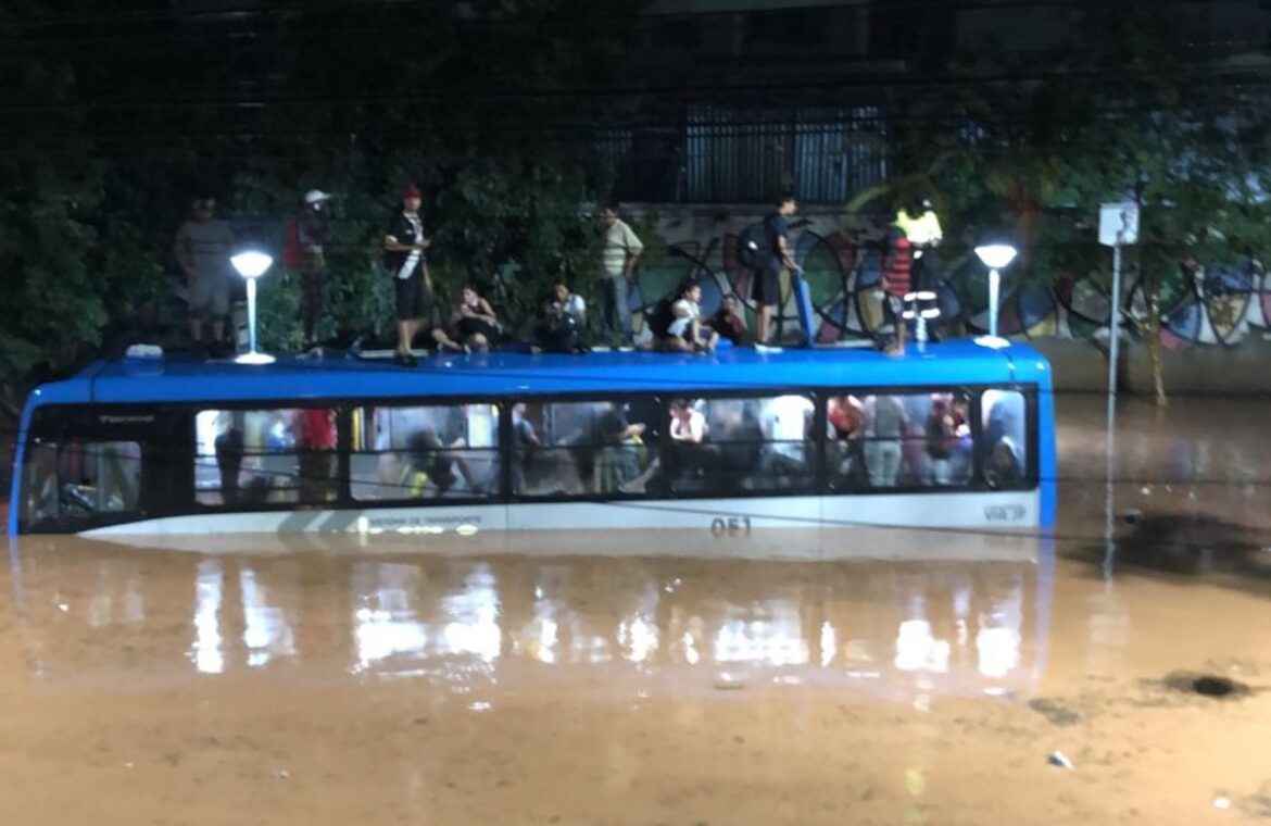 temporal-de-mais-100-milimetros-deixa-passageiros-ilhados-em-teto-de-onibus-e-abre-cratera-em-juiz-de-fora