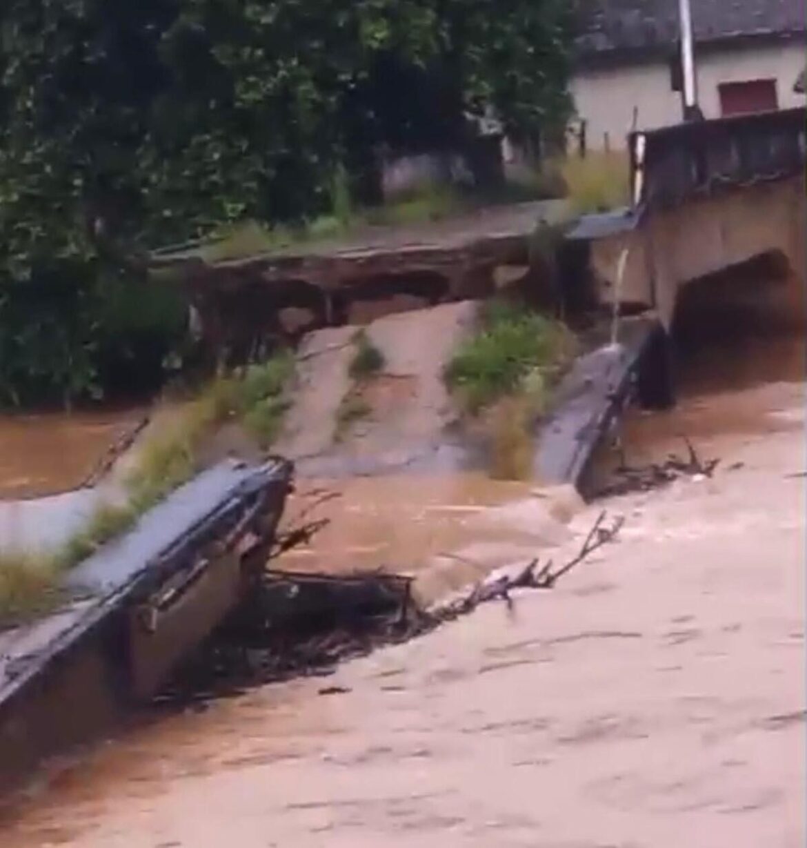 ponte-interditada-cai-apos-cheia-do-rio-pomba-em-cataguases;-veja-estrago-da-chuva-em-outras-cidades-da-regiao