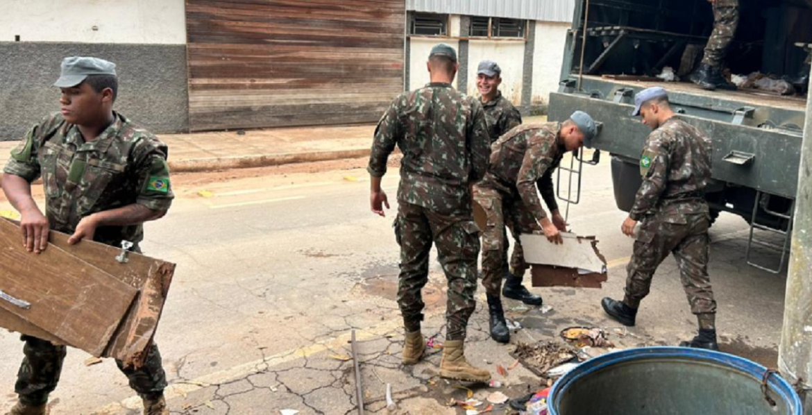 exercito-ajuda-na-limpeza-de-ruas-afetadas-por-temporal-de-110-milimetros-em-juiz-de-fora