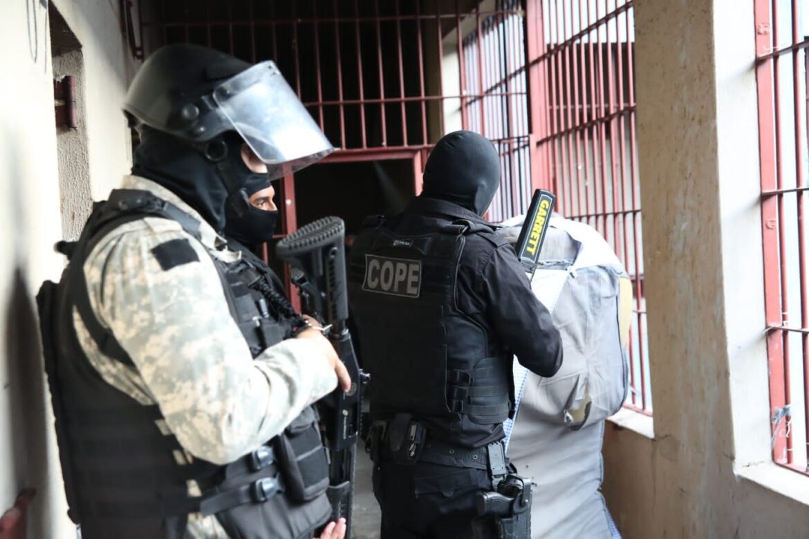 policial-penal-e-comparsa-sao-condenados-por-corrupcao-e-entrada-de-celulares-em-presidio-de-mg