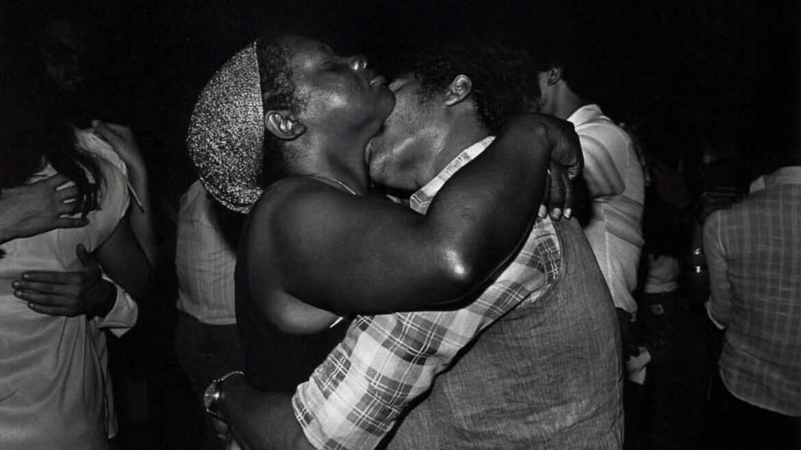 exposicao-no-dragao-do-mar,-em-fortaleza,-celebra-a-festa-como-arte-e-resistencia;-conheca-o-“bloco-do-prazer”