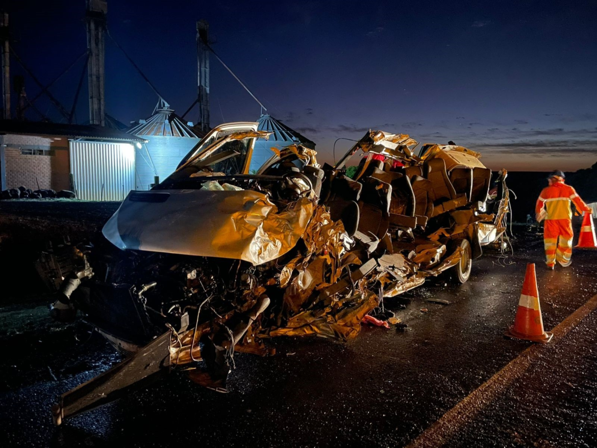 cinco-pessoas-morrem-apos-colisao-entre-caminhao-e-micro-onibus-na-br-386,-em-carazinho