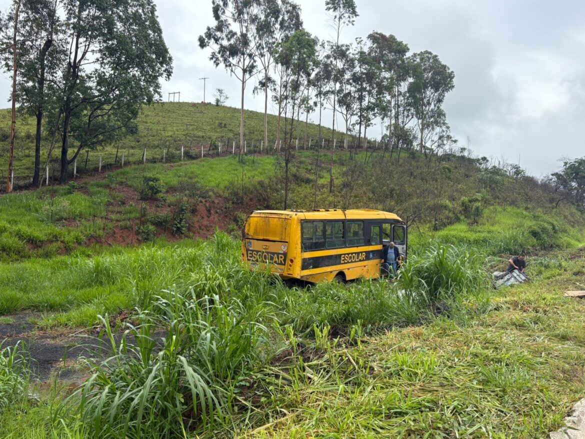 acidente-com-micro-onibus-deixa-um-morto-e-18-feridos-na-br-267