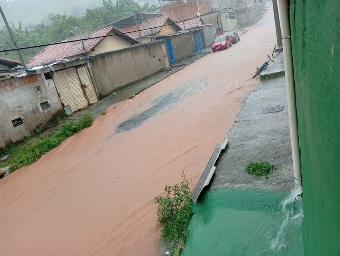 chuva-atinge-juiz-de-fora-e-bairros-tem-registro-de-enxurrada