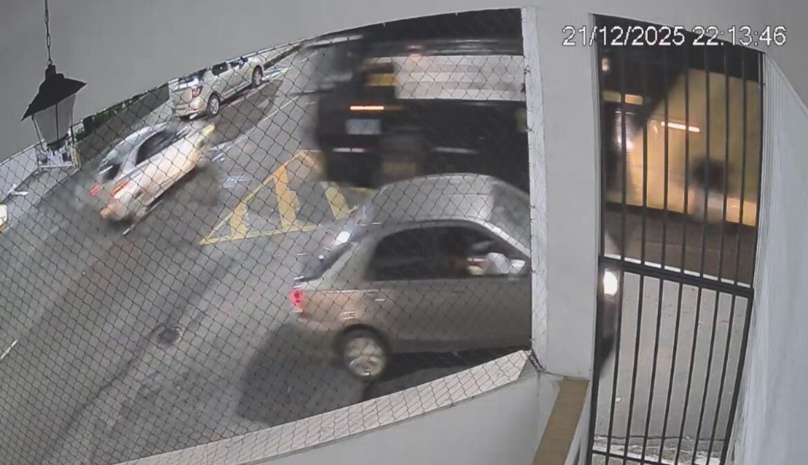 video-mostra-onibus-desgovernado-atingindo-carros-e-invadindo-supermercado-em-juiz-de-fora