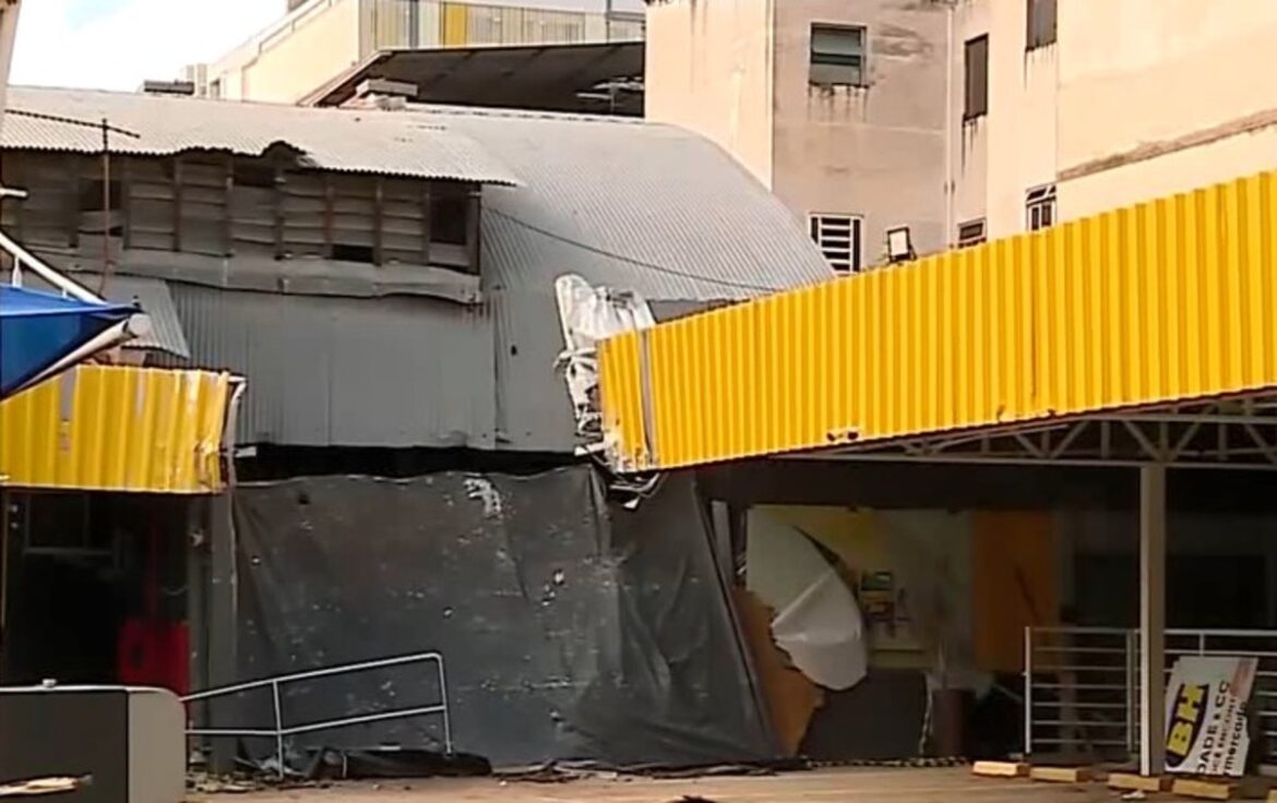 onibus-de-turismo-que-invadiu-supermercado-em-juiz-de-fora-e-retirado-de-local-do-acidente