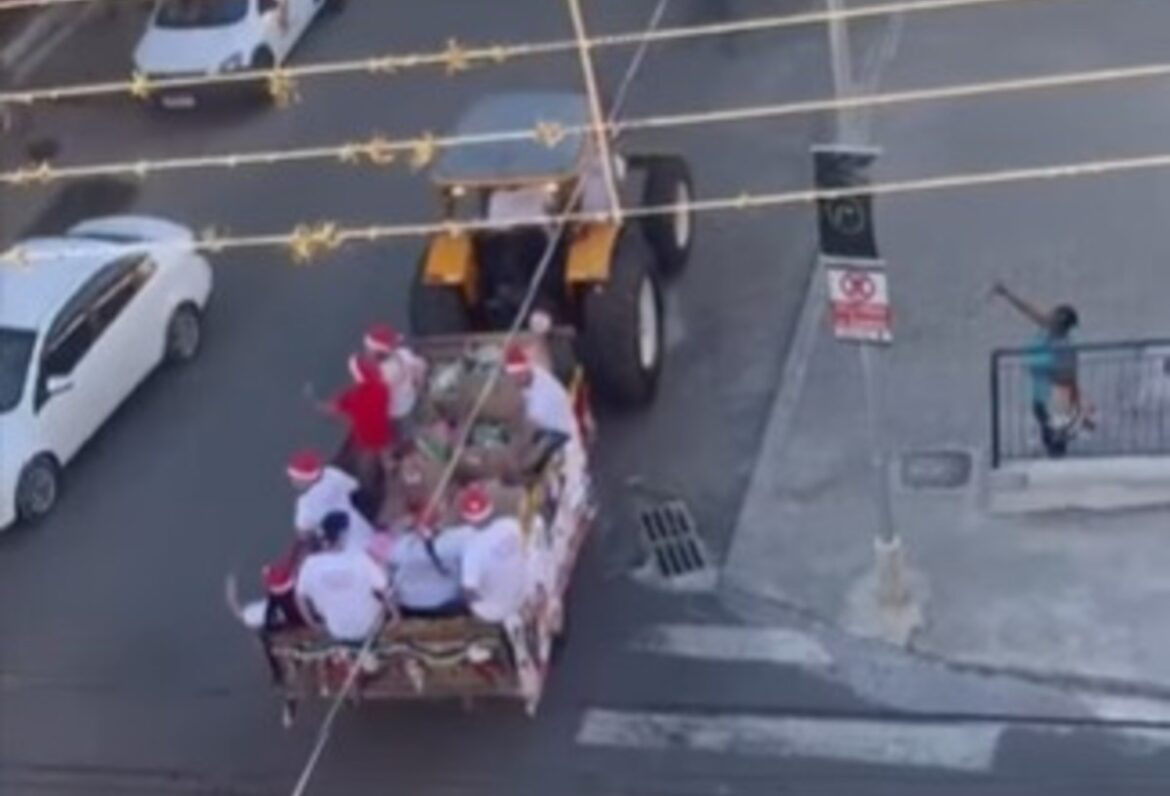 trator-vira-treno-de-papai-noel-e-leva-mais-de-mil-brinquedos-a-criancas-em-mg;-video