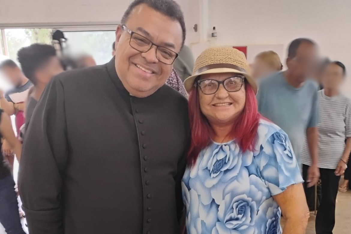 natal-especial:-mulher-diagnosticada-com-cancer-de-mama-celebra-ultima-quimioterapia-e-ganha-peruca-com-cabelo-humano