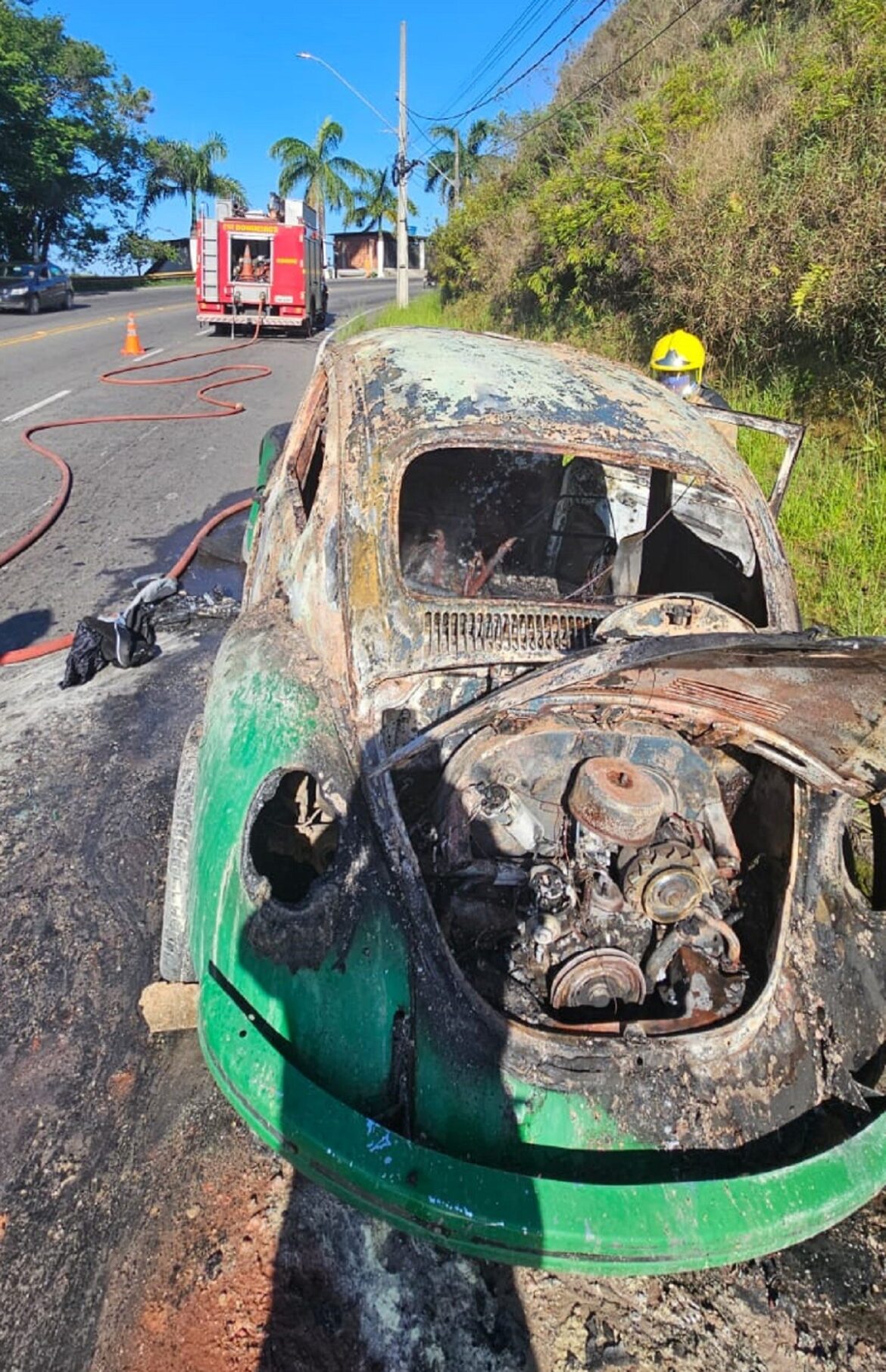 carros-pegam-fogo-na-serra-dos-bandeirantes-e-em-garagem-do-jardim-natal,-em-juiz-de-fora