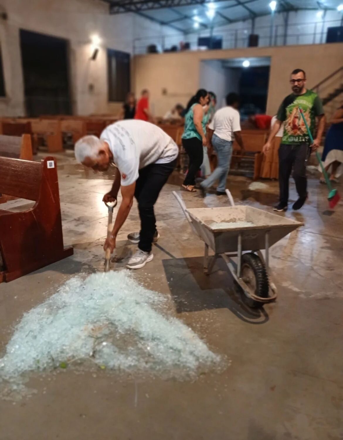 temporal-arranca-janelas-de-vidro-em-igreja-de-sao-joao-del-rei;-video