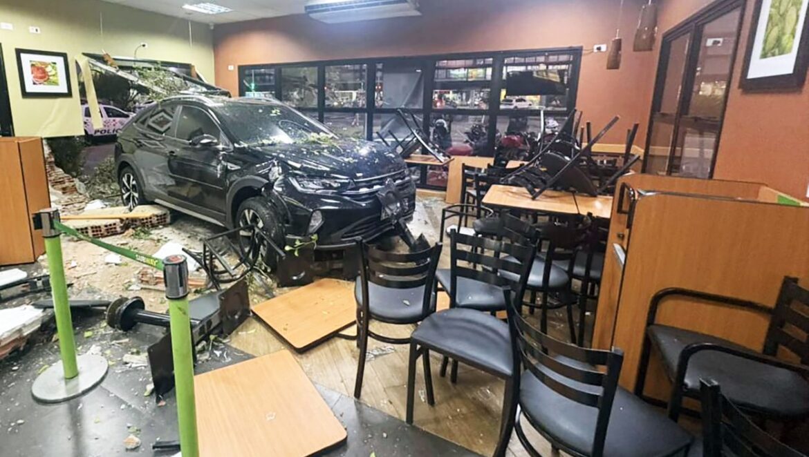 motorista-confunde-pedais-e-carro-invade-lanchonete-em-piracicaba