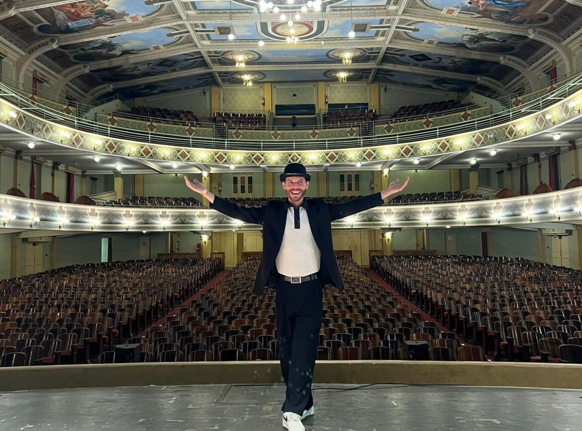 ‘escolha-viver’:-ator-transforma-diagnostico-de-hiv-em-ativismo-e-celebra-premio-por-filme-inspirado-em-historia-real