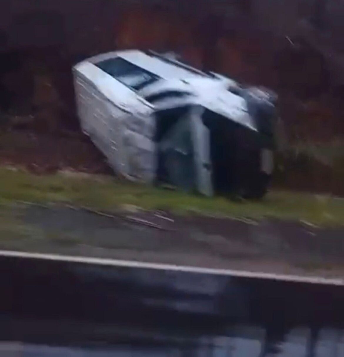 van-que-transportava-pacientes-que-voltavam-de-exames-capota-na-br-267