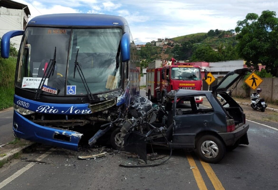 motorista-de-carro-morre-apos-bater-em-onibus-na-br-267,-em-juiz-de-fora