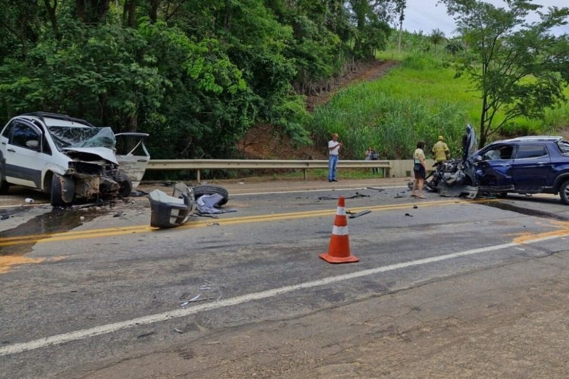 seis-pessoas-ficam-feridas-em-batida-entre-dois-carros-na-br-116