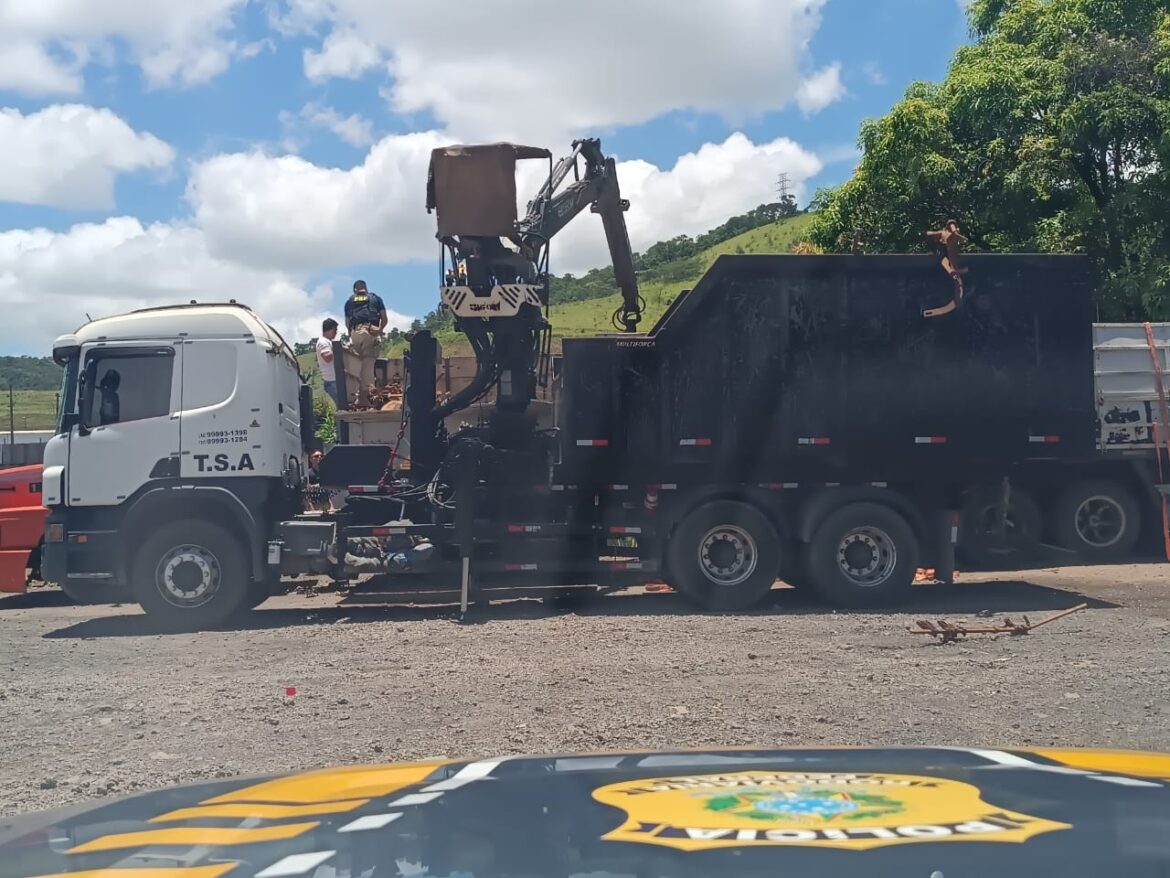 prf-apreende-quase-200-kg-de-drogas-no-meio-de-carga-de-sucata-em-juiz-de-fora