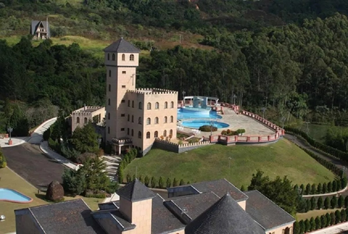 castelo-construido-por-ex-deputado-e-vendido-e-vai-virar-resort-de-transplante-capilar