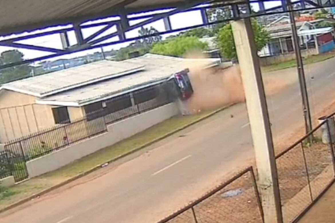 video:-motorista-perde-controle-de-carro,-capota-e-invade-casa,-no-pr