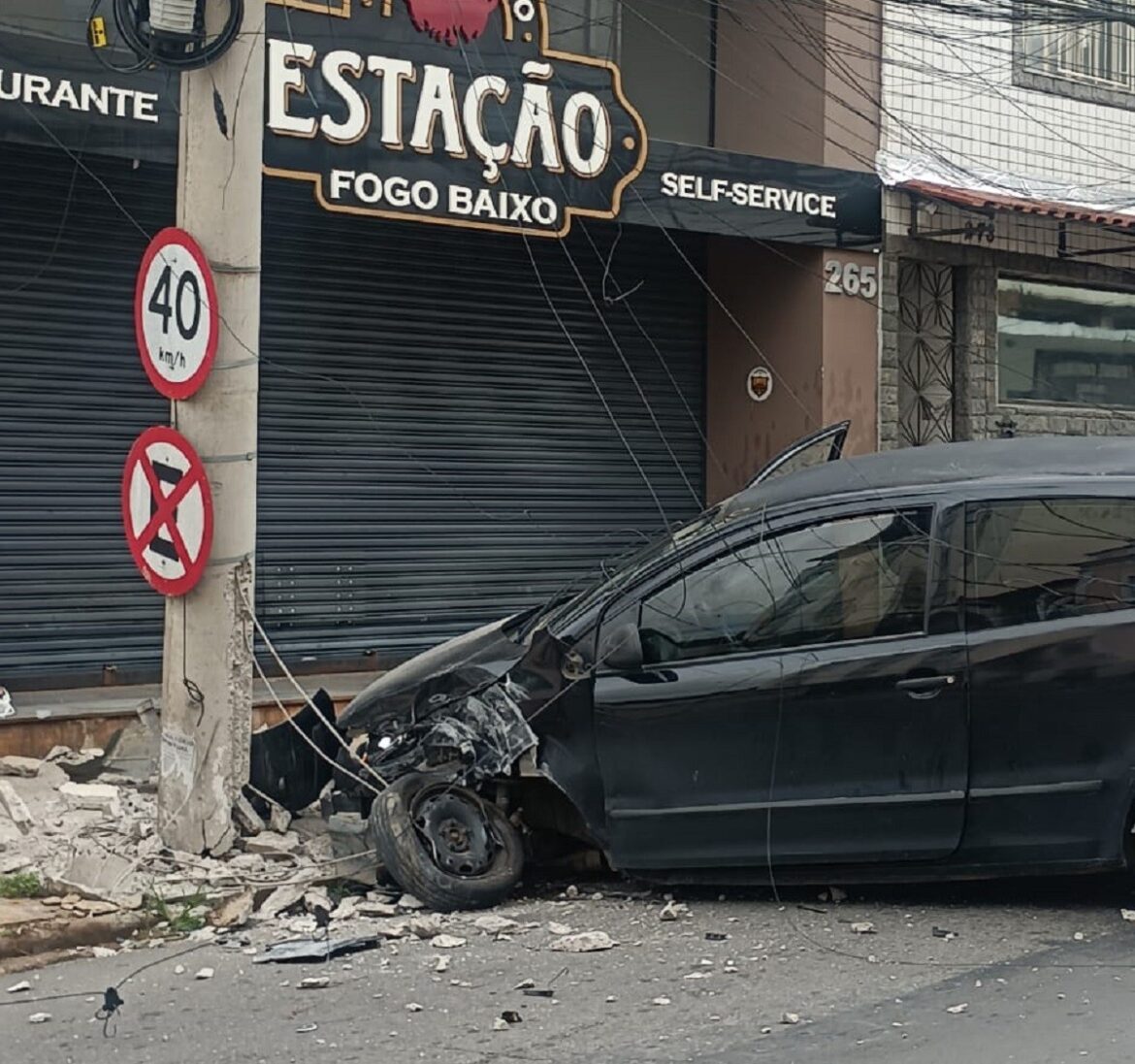 carro-bate-em-poste-e-deixa-mais-de-200-pessoas-sem-energia-eletrica-em-juiz-de-fora