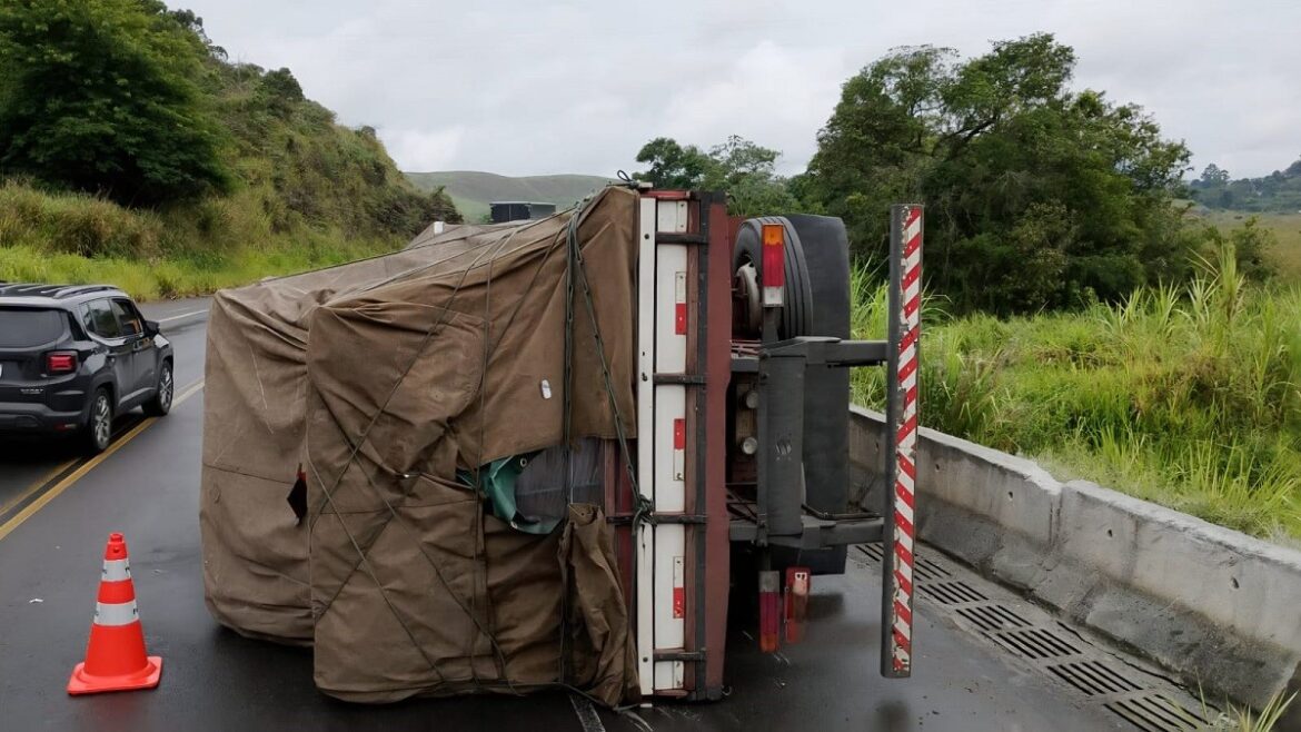 motorista-morre-apos-caminhao-carregado-de-papelao-tombar-na-amg-3085,-em-juiz-de-fora
