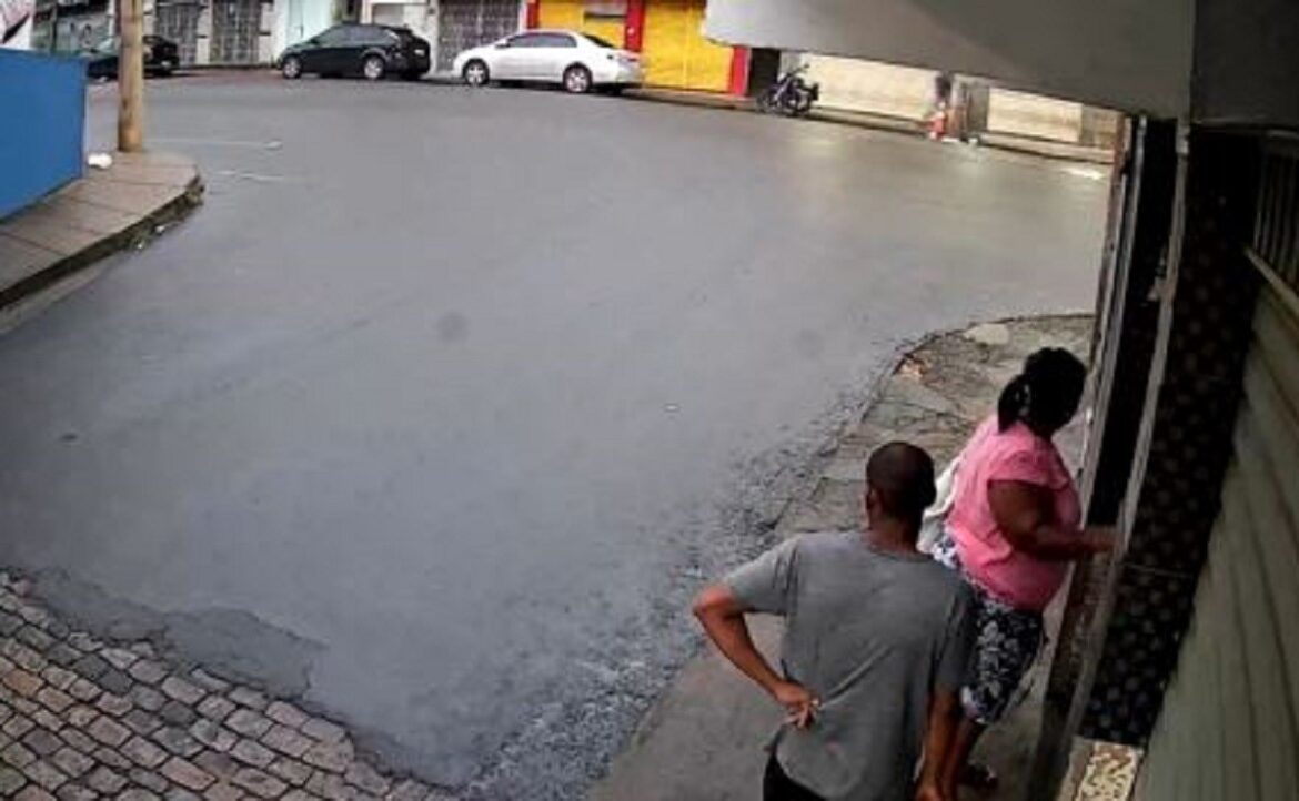video:-mulher-e-esfaqueada-sete-vezes-pelo-ex-companheiro-no-trabalho-em-mg