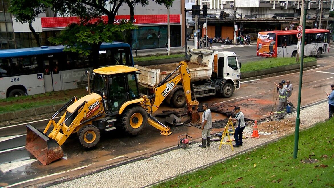 avenida-rio-branco-e-liberada-apos-rompimento-de-rede-de-abastecimento-em-juiz-de-fora