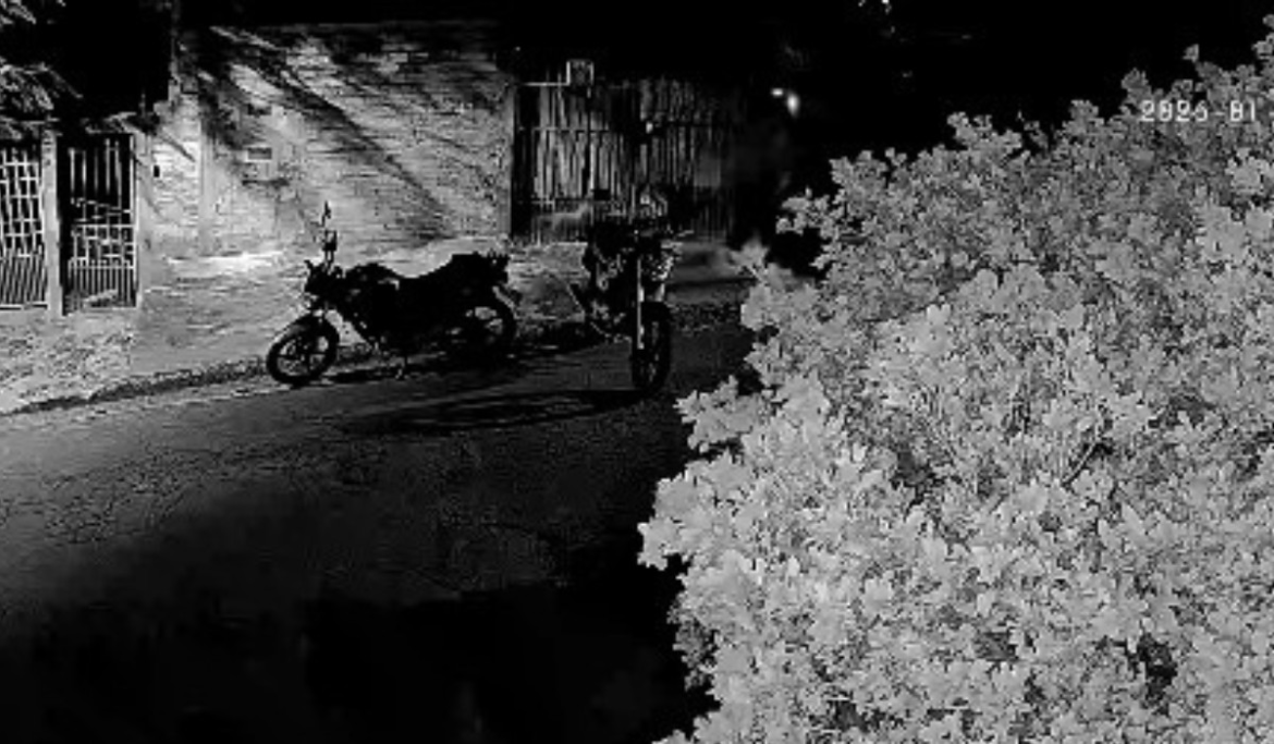 video:-trio-quebra-cadeado-de-garagem-e-furta-moto-em-campinas